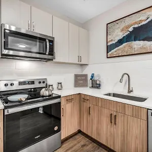Spacious Castle W Gym Pool Free Parking I Walk To Dowtown N Broadway Apartment